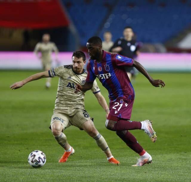 Fenerbahçe defeated Trabzonspor 1-0 on the road Fenerbahçe defeated Trabzonspor 1-0 on the road