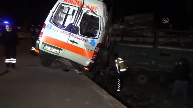 Fethiye'de park halindeki kamyonlara çarpan ambulanstaki 3 sağlık çalışanı yaralandı - Güvenlik kamerası Fethiye'de park halindeki kamyonlara çarpan ambulanstaki 3 sağlık çalışanı yaralandı - Güvenlik kamerası