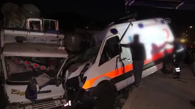 Fethiye'de park halindeki kamyonlara çarpan ambulanstaki 3 sağlık çalışanı yaralandı - Güvenlik kamerası Fethiye'de park halindeki kamyonlara çarpan ambulanstaki 3 sağlık çalışanı yaralandı - Güvenlik kamerası