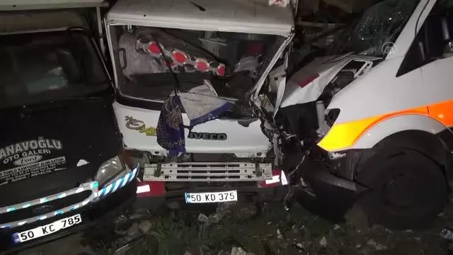 Fethiye'de park halindeki kamyonlara çarpan ambulanstaki 3 sağlık çalışanı yaralandı - Güvenlik kamerası Fethiye'de park halindeki kamyonlara çarpan ambulanstaki 3 sağlık çalışanı yaralandı - Güvenlik kamerası
