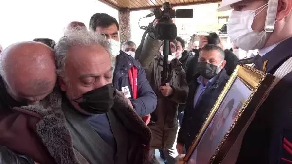Gara şehidinin diploması ailesine teslim edildi Gara şehidinin diploması ailesine teslim edildi