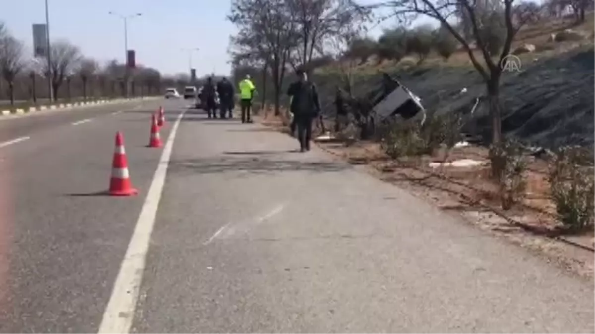 GAZİANTEP - Midibüs şarampole devrildi: 3 yaralı
