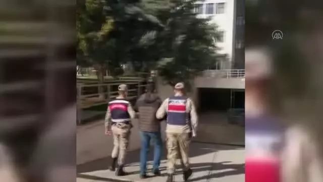 Son dakika haberi | GAZİANTEP - PKK/KCK soruşturması kapsamında aranan zanlı yol kontrolünde yakalanarak tutuklandı Son dakika haberi | GAZİANTEP - PKK/KCK soruşturması kapsamında aranan zanlı yol kontrolünde yakalanarak tutuklandı