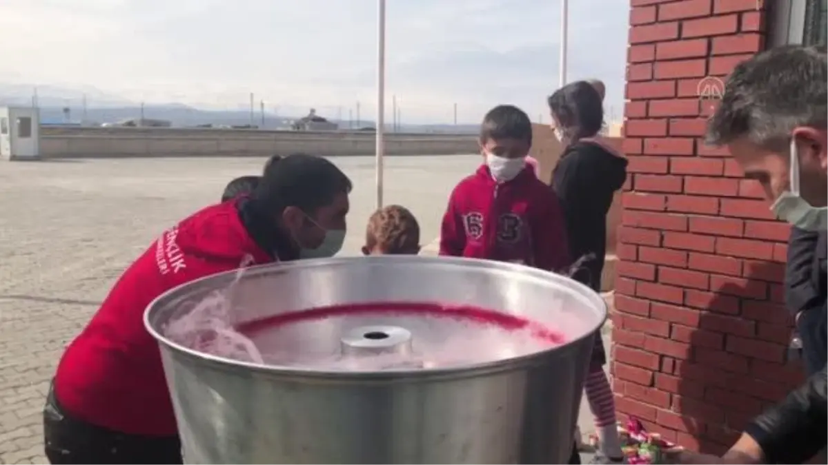 Son dakika haber | Gönüllü gençler dağ köylerindeki çocukları eğlendirmek için yollara düştü