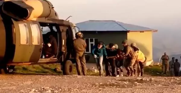 Şemdinli'de trafik kazasında ağır yaralanan çocuk, Kara Kuvvetlerine ait helikopterle hastaneye sevk edildi Şemdinli'de trafik kazasında ağır yaralanan çocuk, Kara Kuvvetlerine ait helikopterle hastaneye sevk edildi
