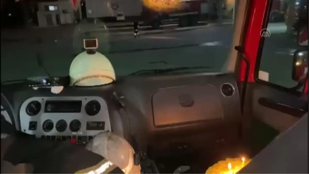 Hataylı itfaiyeci, yangın yerine sürpriz doğum günü pastasının mumlarını söndürdü