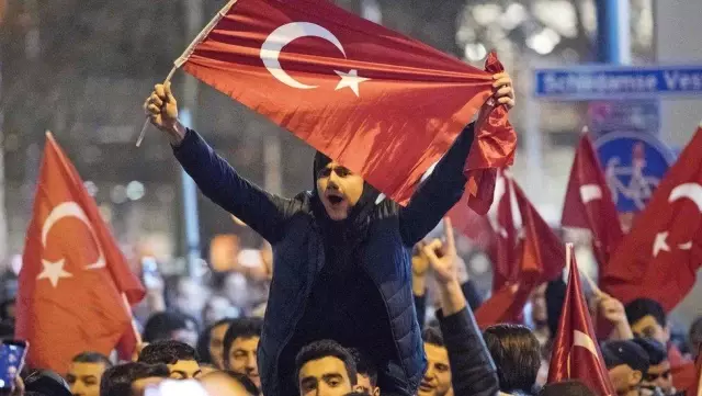 Hollanda'dan AB dışındaki ülkelerin politikacılarına seçim propagandası yasağı Hollanda'dan AB dışındaki ülkelerin politikacılarına seçim propagandası yasağı