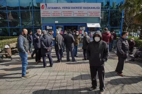 Vergi dairesine borçlarını ödemek için gidenler, kapalı kapı sürpriziyle karşılaştılar Vergi dairesine borçlarını ödemek için gidenler, kapalı kapı sürpriziyle karşılaştılar