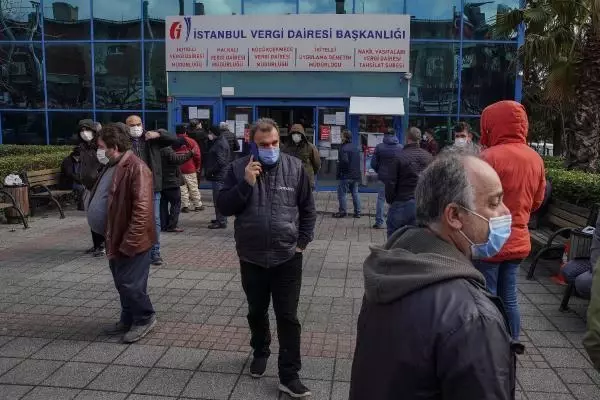 Vergi dairesine borçlarını ödemek için gidenler, kapalı kapı sürpriziyle karşılaştılar Vergi dairesine borçlarını ödemek için gidenler, kapalı kapı sürpriziyle karşılaştılar