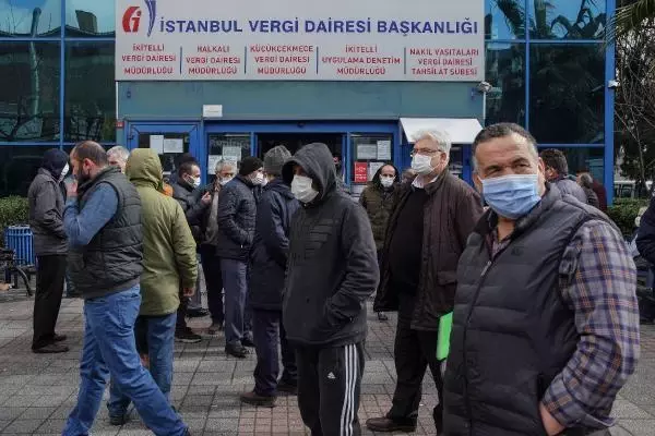 Vergi dairesine borçlarını ödemek için gidenler, kapalı kapı sürpriziyle karşılaştılar
