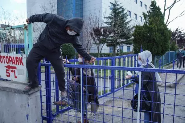 Vergi dairesine borçlarını ödemek için gidenler, kapalı kapı sürpriziyle karşılaştılar Vergi dairesine borçlarını ödemek için gidenler, kapalı kapı sürpriziyle karşılaştılar