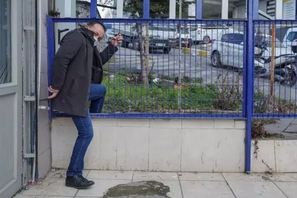 Vergi dairesine borçlarını ödemek için gidenler, kapalı kapı sürpriziyle karşılaştılar Vergi dairesine borçlarını ödemek için gidenler, kapalı kapı sürpriziyle karşılaştılar