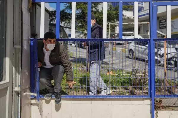 Vergi dairesine borçlarını ödemek için gidenler, kapalı kapı sürpriziyle karşılaştılar Vergi dairesine borçlarını ödemek için gidenler, kapalı kapı sürpriziyle karşılaştılar