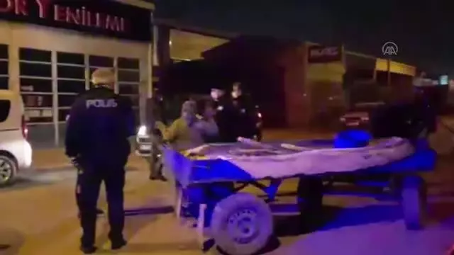 İnegöl'de at arabalı hırsızlık şüphelisi 2 kişi gözaltına alındı İnegöl'de at arabalı hırsızlık şüphelisi 2 kişi gözaltına alındı