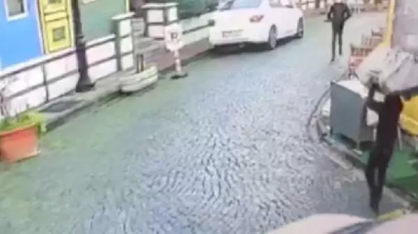 İstanbul'da 12 evden 250 bin liralık eşya çalan şüpheliler kamerada İstanbul'da 12 evden 250 bin liralık eşya çalan şüpheliler kamerada