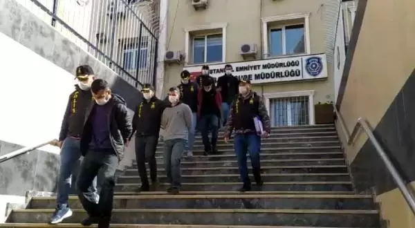 İstanbul'da 12 evden 250 bin liralık eşya çalan şüpheliler kamerada İstanbul'da 12 evden 250 bin liralık eşya çalan şüpheliler kamerada