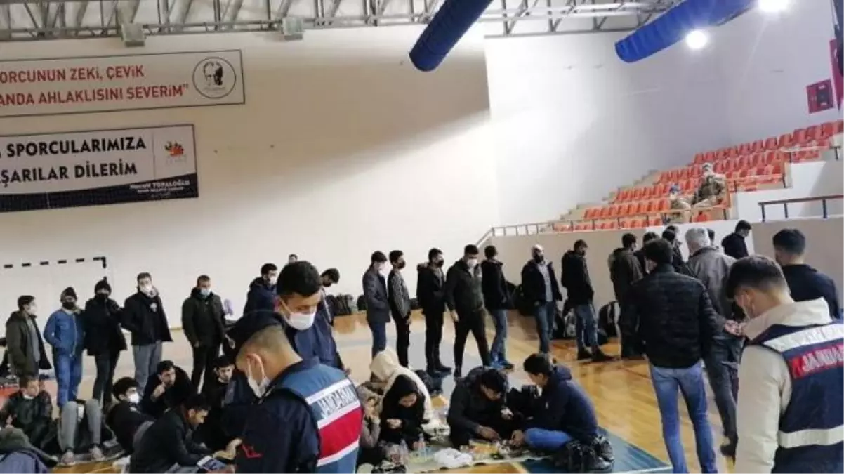 İstihbarat MİT'ten, operasyon Jandarma'dan! 175 düzensiz göçmen 11 organizatörle birlikte yakalandı