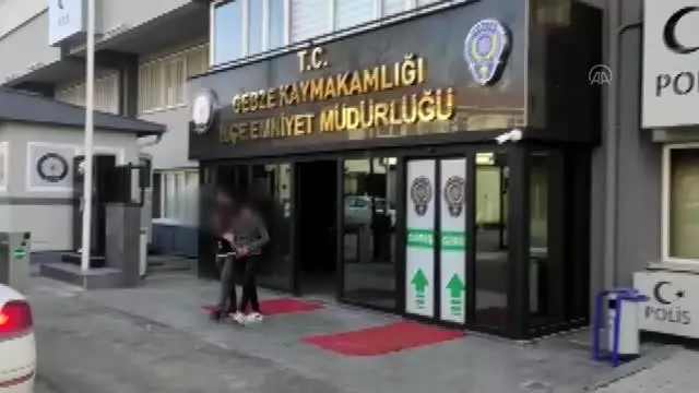 Kendisini polis olarak tanıtarak dolandırıcılık yapan şüpheli tutuklandı Kendisini polis olarak tanıtarak dolandırıcılık yapan şüpheli tutuklandı