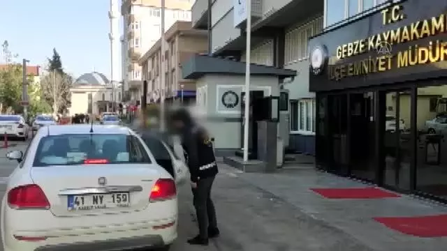 Kendisini polis olarak tanıtarak dolandırıcılık yapan şüpheli tutuklandı Kendisini polis olarak tanıtarak dolandırıcılık yapan şüpheli tutuklandı