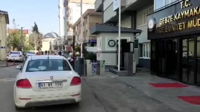Kendisini polis olarak tanıtarak dolandırıcılık yapan şüpheli tutuklandı Kendisini polis olarak tanıtarak dolandırıcılık yapan şüpheli tutuklandı