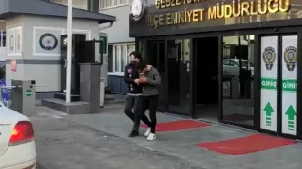 Kendisini polis olarak tanıtıp, 210 bin TL dolandırdı Kendisini polis olarak tanıtıp, 210 bin TL dolandırdı
