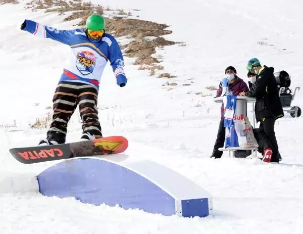Snowboard tutkunları için Red Bull Athlete Zone Erciyes'te yapıldı Snowboard tutkunları için Red Bull Athlete Zone Erciyes'te yapıldı
