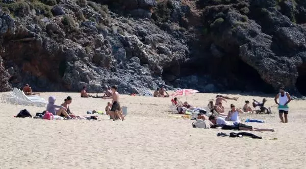 Kısıtlamadan muaf turistler güzel havanın keyfini denizde çıkardı Kısıtlamadan muaf turistler güzel havanın keyfini denizde çıkardı