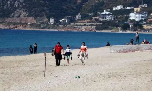 Kısıtlamadan muaf turistler güzel havanın keyfini denizde çıkardı Kısıtlamadan muaf turistler güzel havanın keyfini denizde çıkardı