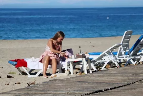 Kısıtlamadan muaf turistler güzel havanın keyfini denizde çıkardı Kısıtlamadan muaf turistler güzel havanın keyfini denizde çıkardı