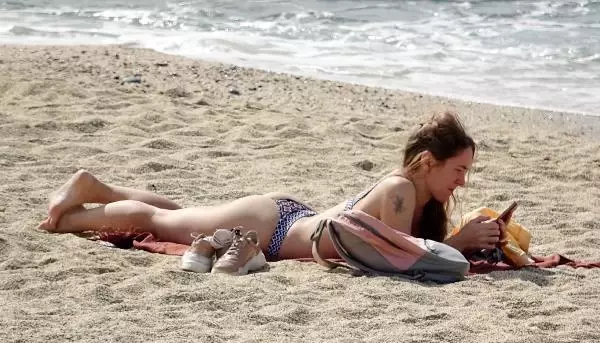 Kısıtlamadan muaf turistler güzel havanın keyfini denizde çıkardı Kısıtlamadan muaf turistler güzel havanın keyfini denizde çıkardı