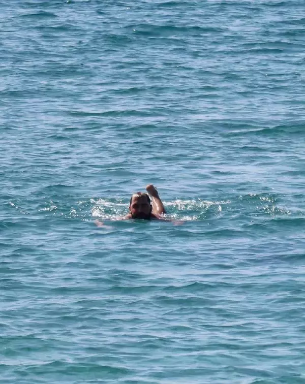Kısıtlamadan muaf turistler güzel havanın keyfini denizde çıkardı Kısıtlamadan muaf turistler güzel havanın keyfini denizde çıkardı