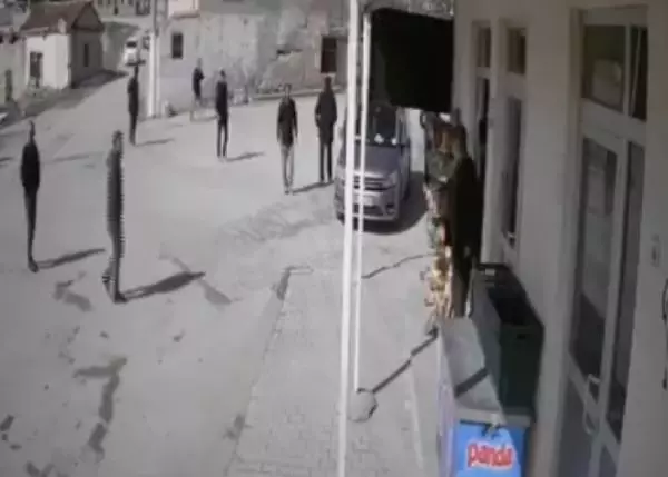 Son dakika haberleri | Kısıtlamayı ihlal edenlerin polis ve jandarmayı görünce kaçma anları kamerada Son dakika haberleri | Kısıtlamayı ihlal edenlerin polis ve jandarmayı görünce kaçma anları kamerada