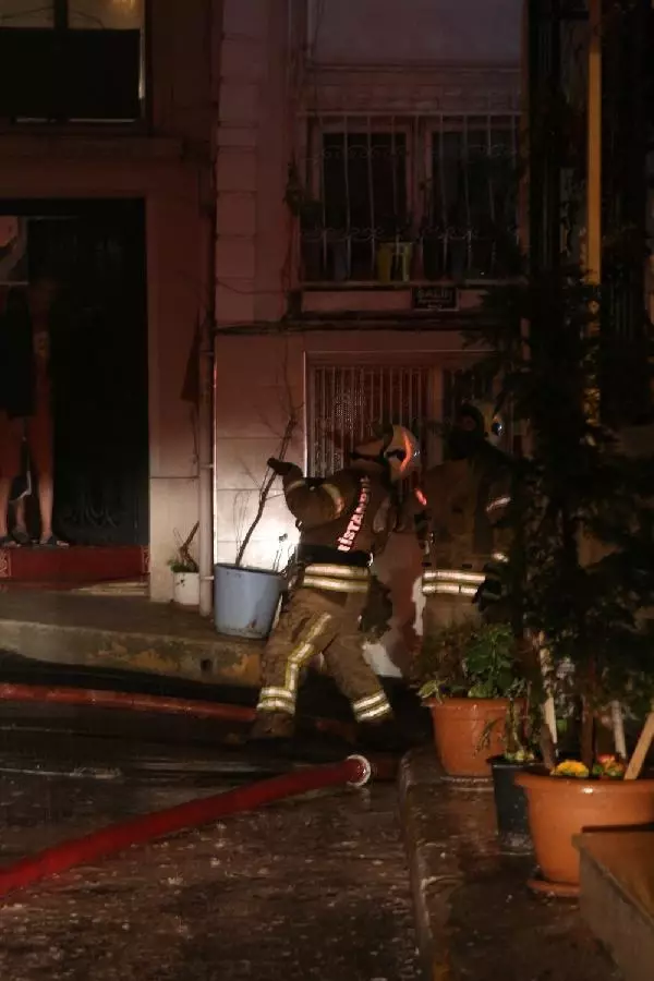 Son dakika haber | Beyoğlu'nda binada çıkan yangında 1 kişi yaralandı Son dakika haber | Beyoğlu'nda binada çıkan yangında 1 kişi yaralandı