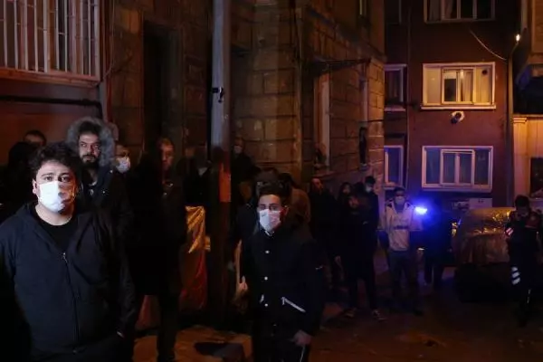 Son dakika haber | Beyoğlu'nda binada çıkan yangında 1 kişi yaralandı Son dakika haber | Beyoğlu'nda binada çıkan yangında 1 kişi yaralandı