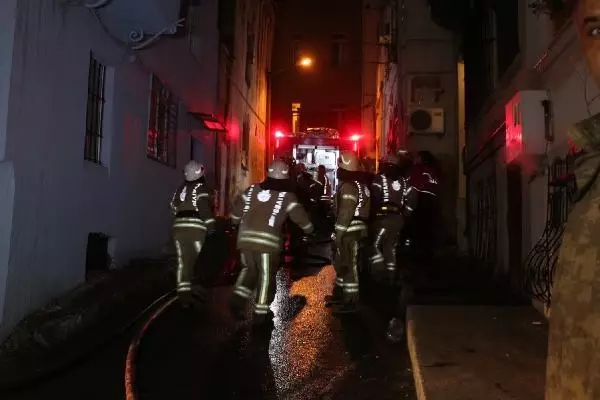 Son dakika haber | Beyoğlu'nda binada çıkan yangında 1 kişi yaralandı Son dakika haber | Beyoğlu'nda binada çıkan yangında 1 kişi yaralandı
