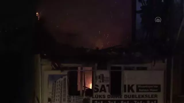 Son Dakika | Kullanılmayan 2 evde çıkan yangın söndürüldü Son Dakika | Kullanılmayan 2 evde çıkan yangın söndürüldü