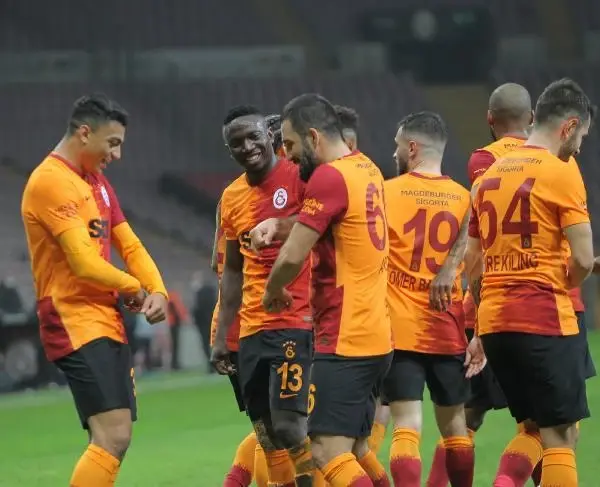 Lider Galatasaray'ın şampiyonluk yürüyüşü sürüyor Lider Galatasaray'ın şampiyonluk yürüyüşü sürüyor