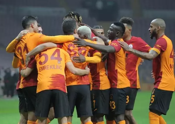 Lider Galatasaray'ın şampiyonluk yürüyüşü sürüyor Lider Galatasaray'ın şampiyonluk yürüyüşü sürüyor