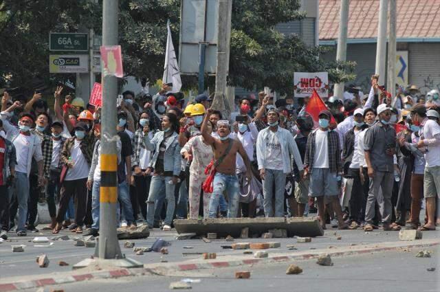 Myanmar'daki darbe karşıtı protestolara müdahalede en az 18 kişi hayatını kaybetti Myanmar'daki darbe karşıtı protestolara müdahalede en az 18 kişi hayatını kaybetti