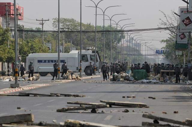Myanmar'daki darbe karşıtı protestolara müdahalede en az 18 kişi hayatını kaybetti Myanmar'daki darbe karşıtı protestolara müdahalede en az 18 kişi hayatını kaybetti