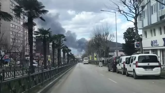 Son dakika haber! Oto yedek parça dükkanında çıkan yangına müdahale ediliyor (3) Son dakika haber! Oto yedek parça dükkanında çıkan yangına müdahale ediliyor (3)