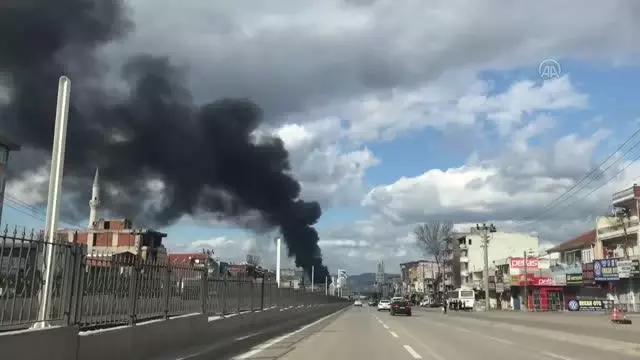 Son dakika haber! Oto yedek parça dükkanında çıkan yangına müdahale ediliyor (3) Son dakika haber! Oto yedek parça dükkanında çıkan yangına müdahale ediliyor (3)