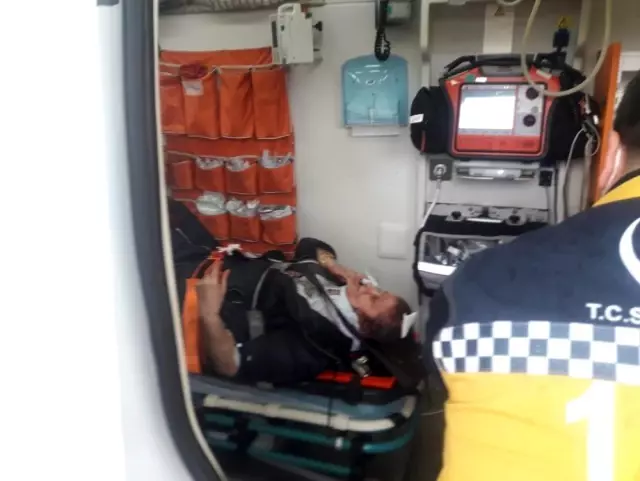 İki aracın çarpıştığı kazada ortalık savaş alanına döndü: 6 yaralı var İki aracın çarpıştığı kazada ortalık savaş alanına döndü: 6 yaralı var