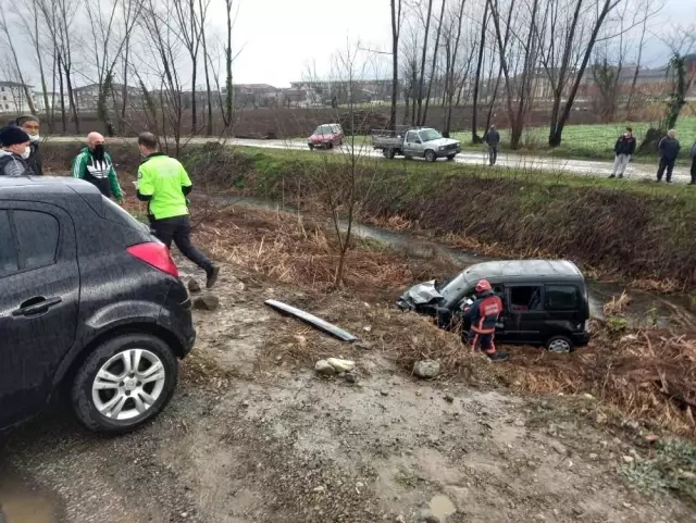 İki aracın çarpıştığı kazada ortalık savaş alanına döndü: 6 yaralı var İki aracın çarpıştığı kazada ortalık savaş alanına döndü: 6 yaralı var