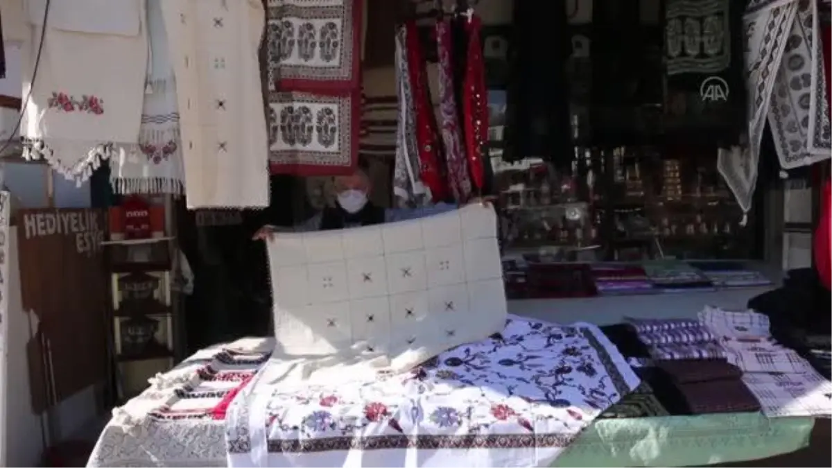 Sattığı sepet çantaları atık plastik bantlarla süsleyen esnaf çevre duyarlılığıyla örnek oluyor