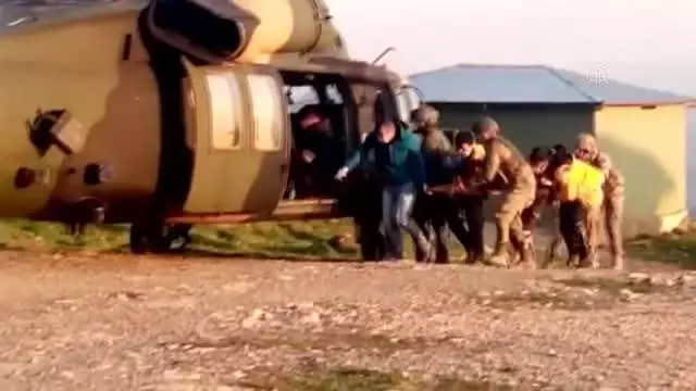 Şemdinli'de trafik kazasında ağır yaralanan çocuk, Kara Kuvvetlerine ait helikopterle hastaneye sevk edildi Şemdinli'de trafik kazasında ağır yaralanan çocuk, Kara Kuvvetlerine ait helikopterle hastaneye sevk edildi