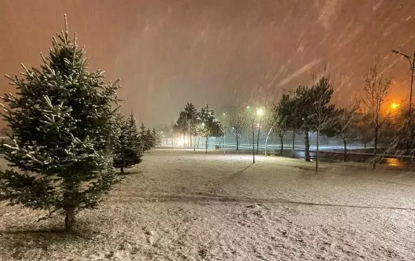 Sivas'ta kar yağışı kenti beyaza bürüdü Sivas'ta kar yağışı kenti beyaza bürüdü