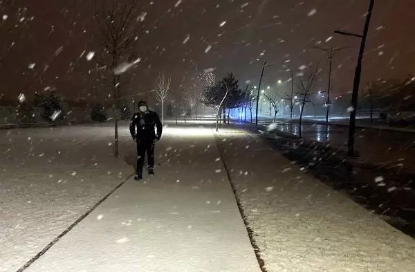 Sivas'ta kar yağışı kenti beyaza bürüdü Sivas'ta kar yağışı kenti beyaza bürüdü