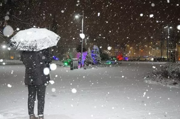 Sivas'ta kar yağışı kenti beyaza bürüdü Sivas'ta kar yağışı kenti beyaza bürüdü