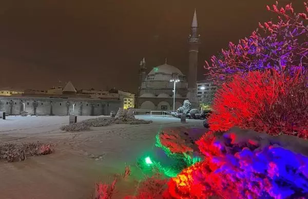 Sivas'ta kar yağışı kenti beyaza bürüdü Sivas'ta kar yağışı kenti beyaza bürüdü